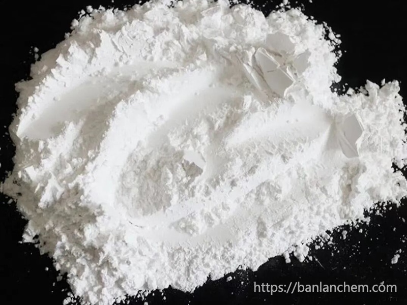 Fine alumina powder with small particle size and high purity