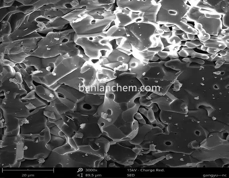 Tabular alumina crystal structure showing high density and low porosity